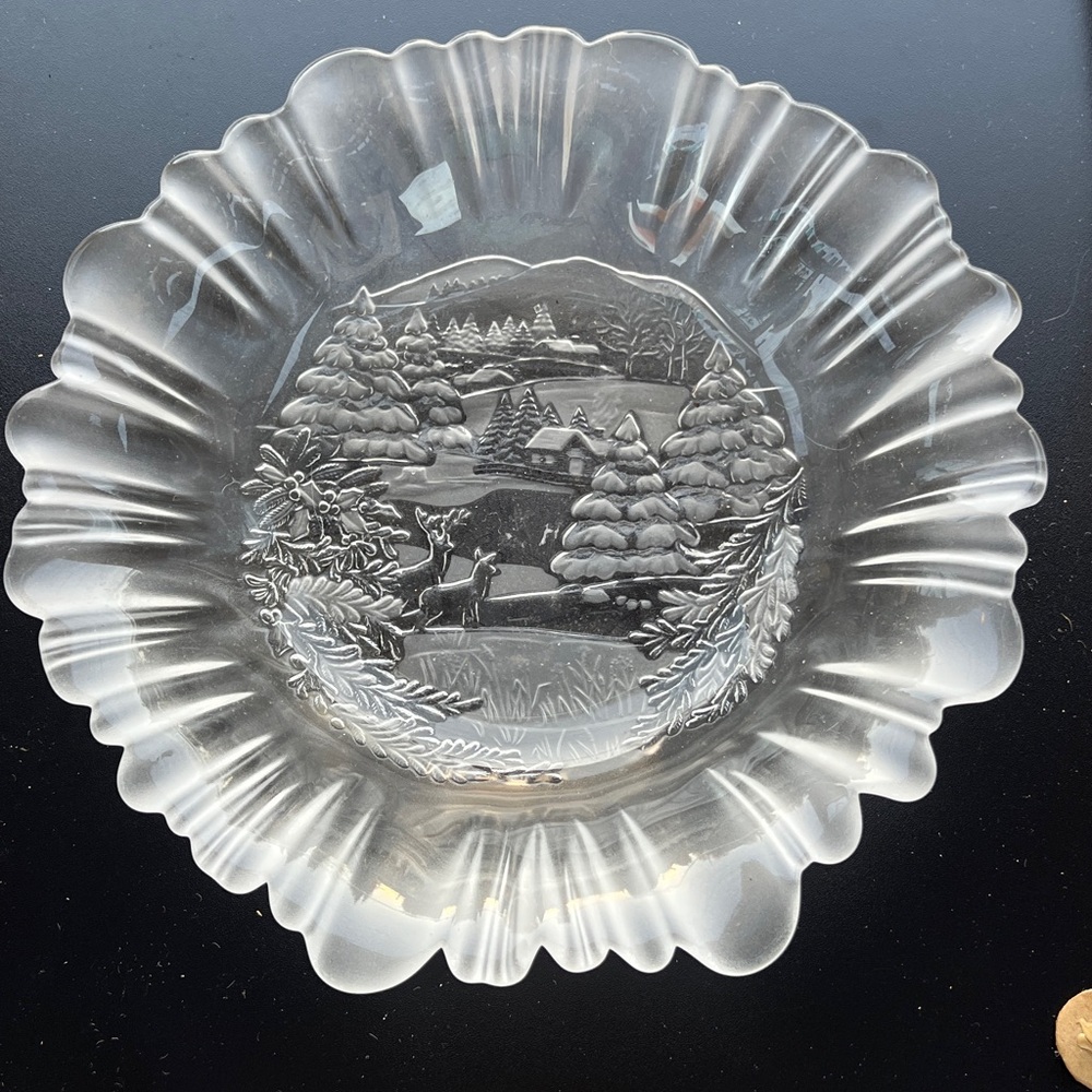 Mikasa Frosted Crystal Serving Bowl “Winter Dreams” 1990s Christmas Scene 10.5”